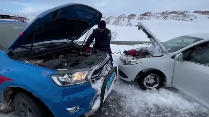 Kayseri gibi Sivasta'da karla mücadele sürüyor - Mahsur kalanların imdadına Jandarma yetişti!