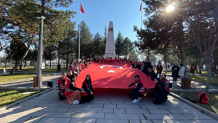 Kayseri Gönüllü Genç Kızılay ekibinden şehitlere saygı...