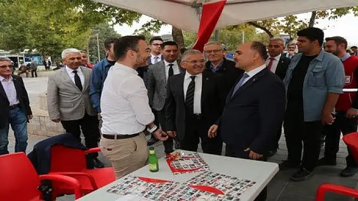 Vali Günaydın Kızılay'ın Kan Bağış Standını Ziyaret Etti