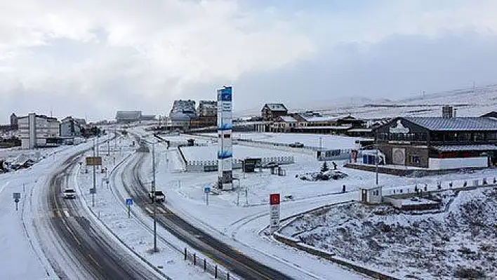 Erciyes Kayak Merkezi'ne kar yağdı