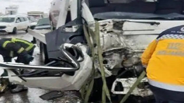 Halk otobüsü ile çekici çarpıştı: 3'ü ağır 6 yaralı