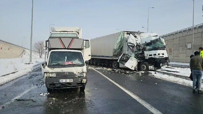 Feci kaza, tır kağıt gibi ezildi!