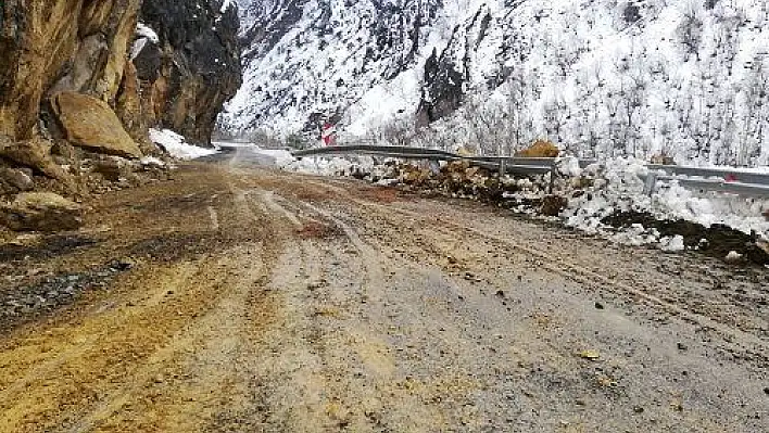 Heyelan sonucu kapanan yol ulaşıma açıldı