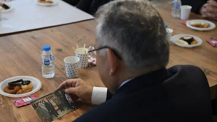 Başkan Büyükkılıç'ı 22 yıl öncesine götüren fotoğraf karesi