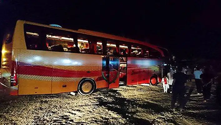 Dinlenme bölümünde uyuyan yedek şoför yola savruldu