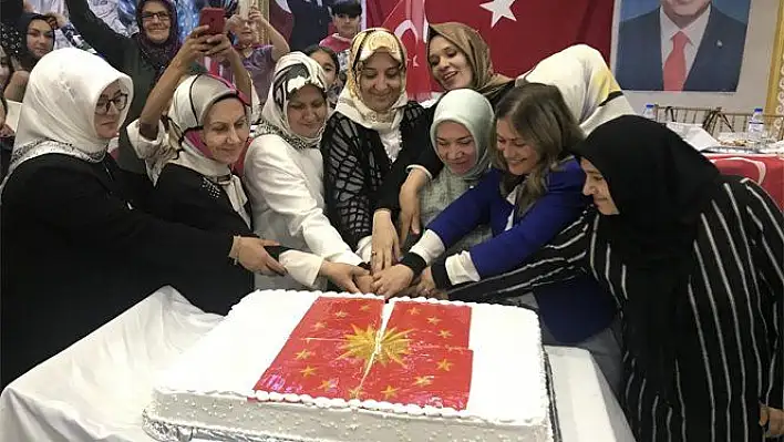 AK PARTİ'Lİ KADINLARDAN PASTALI KUTLAMA