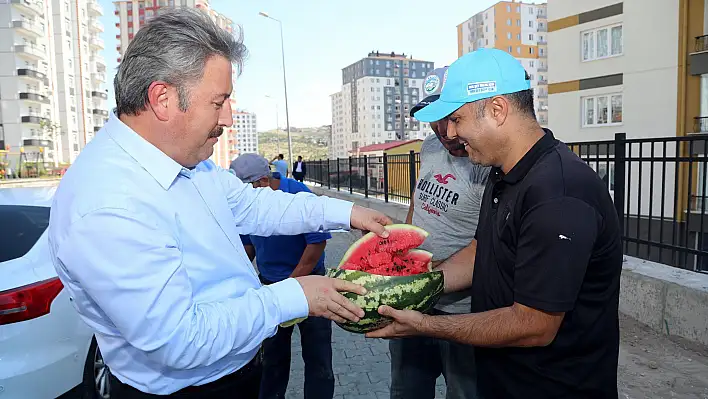 Palancıoğlu'ndan asfalt ekibine karpuz ikramı