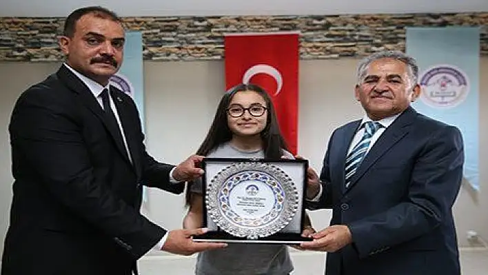 Eğitimcilerden Başkan Büyükkılıç'a hayırseverlik plaketi 