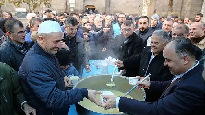 Büyükkılıç, sabah namazına gelen vatandaşlara çorba ikram etti