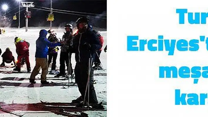 Turistler Erciyes'te yeni yılı meşalelerle karşıladı