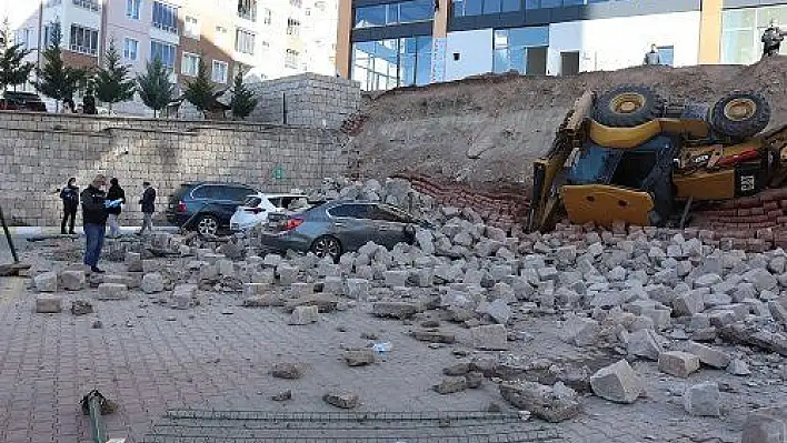 İstinat duvarı çöktü, iş makinesi aşağı düştü