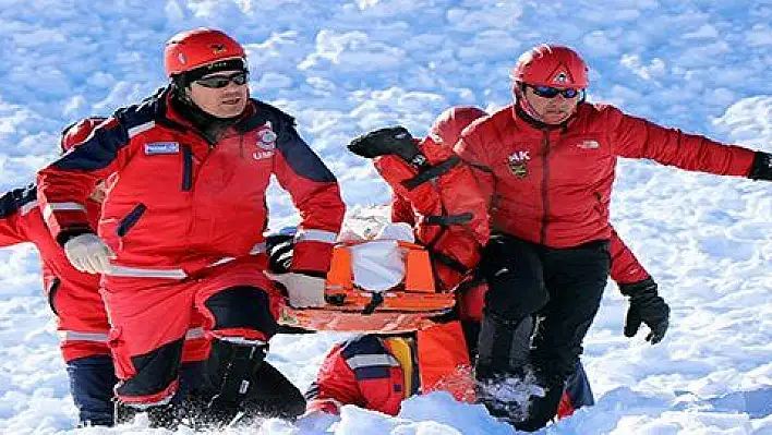 Erciyes'te nefes kesen çığ tatbikatı 