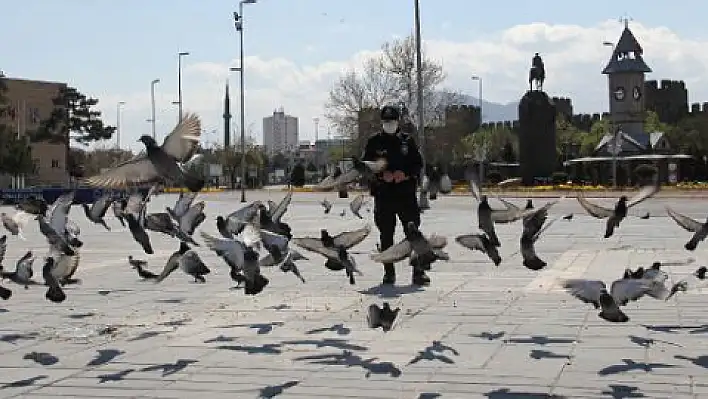 Meydanlar güvercinlere kaldı