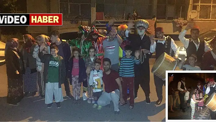  Onları gören balkona koşup telefona sarılıyor