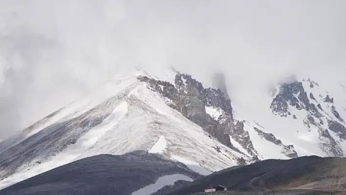 Erciyes'e Haziran ayında kar yağdı