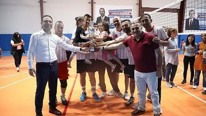 Kurumlar Arası Voleybol Turnuvası final maçına  yoğun ilgi