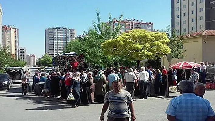 Seyyar satıcılar sokakları kapattı