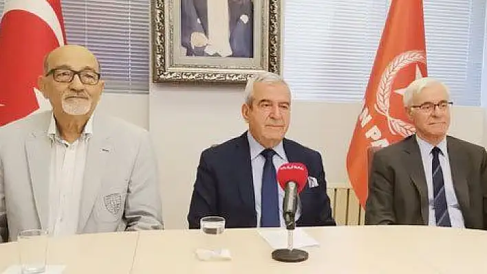 'Anayasa Mahkemesi başkanı görevini bırakmalıdır'