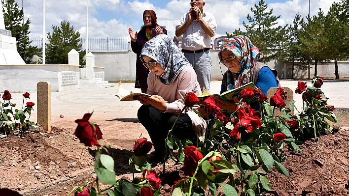 Şehit anne ve 10 aylık oğlunun mezarlarına ziyaretçi akını