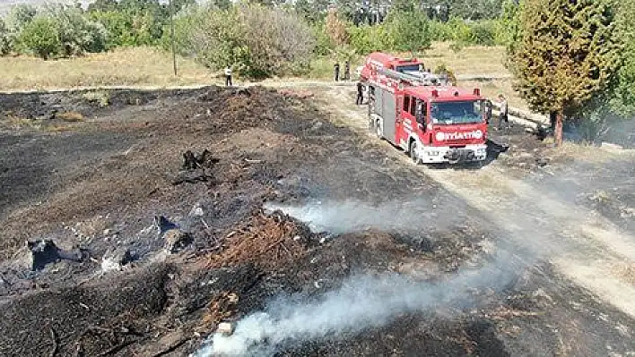 Hırsızlar kabloları yakmaya çalışırken 30 dönümlük araziyi yaktılar