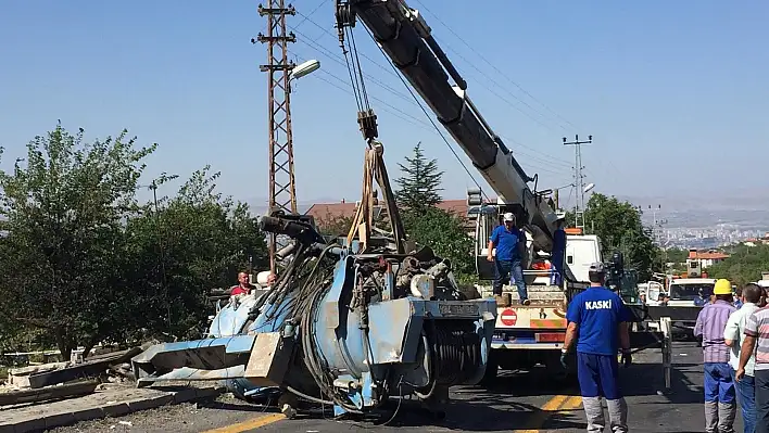 4 kişinin hayatını kaybettiği kazada iş makinesi olay yerinden kaldırıldı