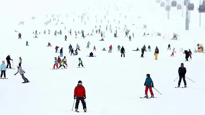 Sömestirda Erciyes'e akın 500 bini geçti...