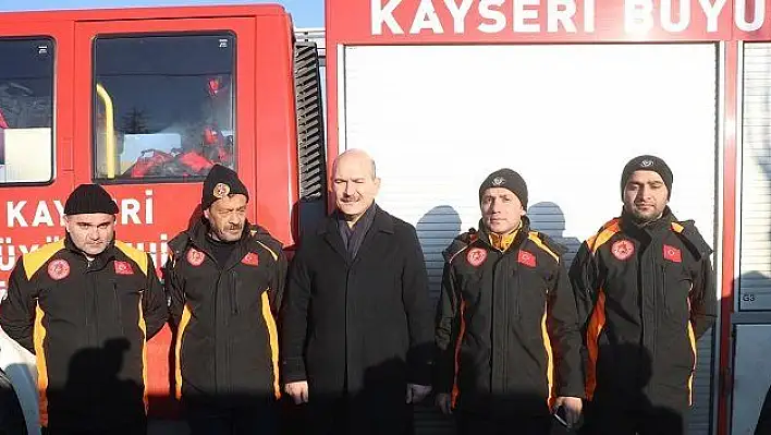 Bakan Soylu, Elazığ'da görev yapan Kayseri itfaiyesini ziyaret etti