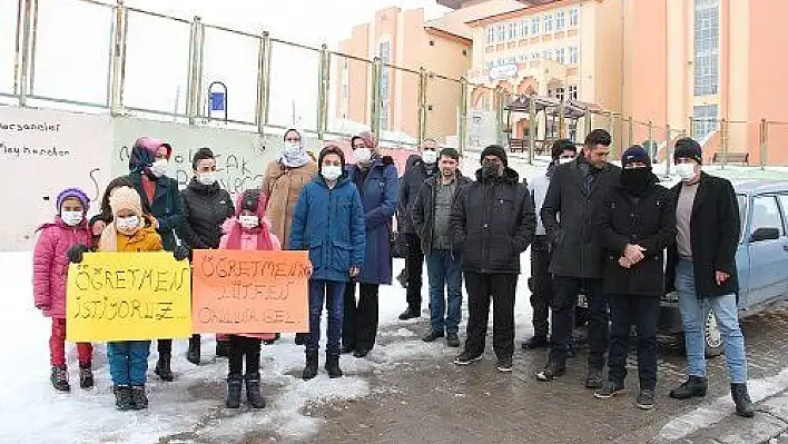 Öğrenci ve veliler, öğretmenleri protesto etti