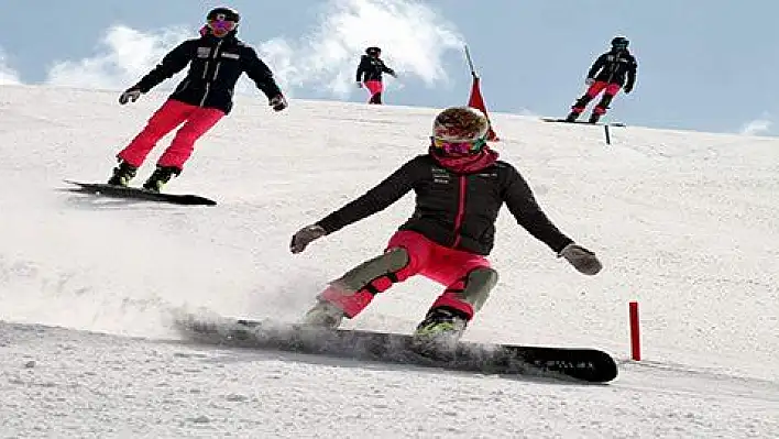 Dünyanın en iyi snowboardcuları Erciyes'in pistlerine çıktı