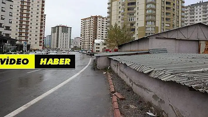 Otomobilin çarptığı çocuk çatıya düştü 