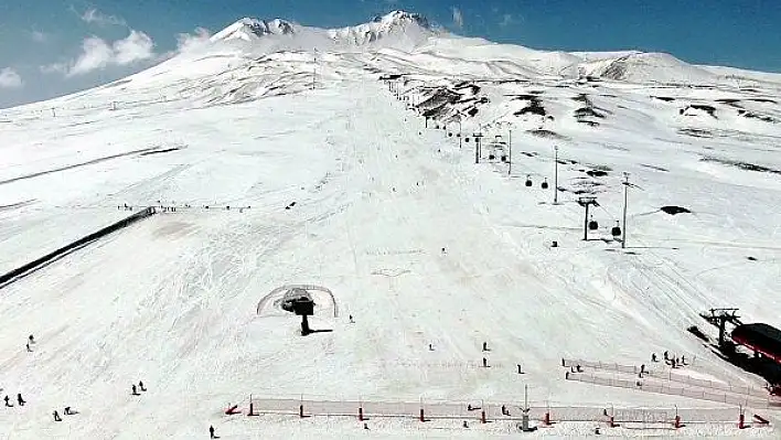 Turistler Erciyes'te boş pistlerin keyfini çıkardı