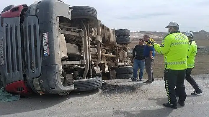 Devrilen tırın sürücüsü ağır yaralandı