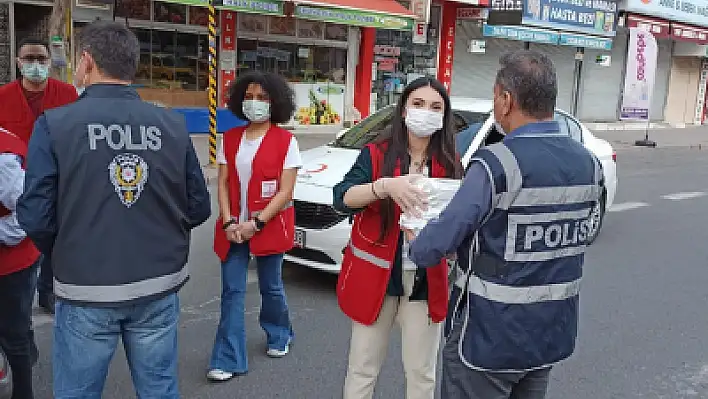 Görev başındaki polislere iftar yemeği ikramı