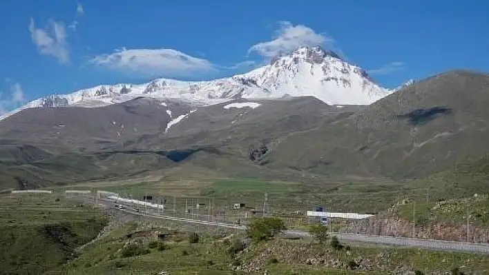 Erciyes beyaza büründü.