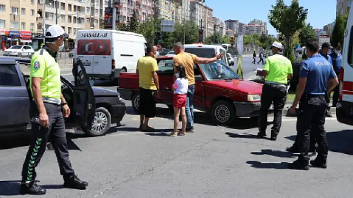 Kayseri'de iki otomobil çarpıştı: 6 yaralı