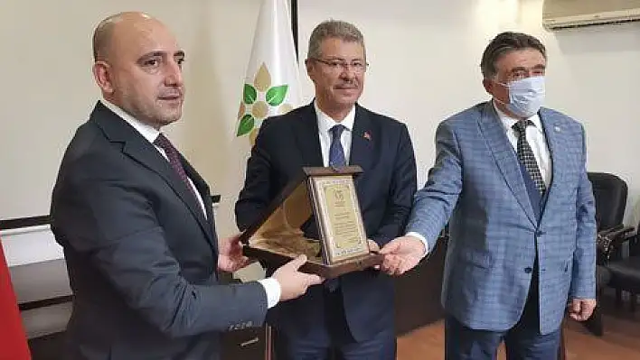 Akay'a Meclis Şeref Üyeliği tebliğ edildi