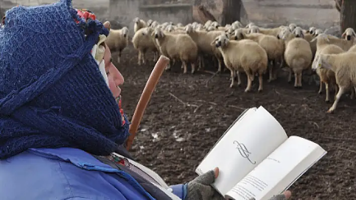 O bir çoban, ilkokul mezunu ama kitap dostu