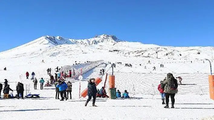 Erciyes Dağı haftasonu 20 bin kayakseveri ağırladı