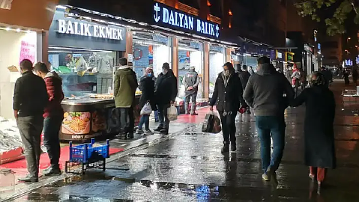 Kısıtlamaya dakikalar kala alışveriş yoğunluğu