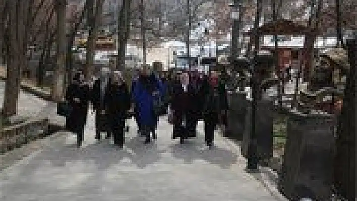 AK PARTİLİ HANIMLAR DEVELİ'DE BULUŞTU