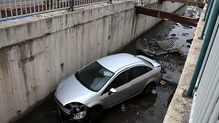 Kanala uçtukları otomobili bırakıp kaçtılar