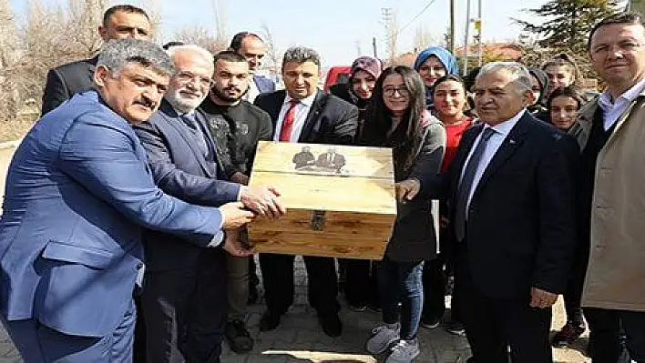 Sarıoğlan ziyaretinde Başkan Büyükkılıç'a şaşırtan hediye 