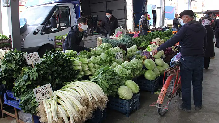 Kayseri'de pazarda maskeli alışveriş