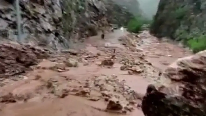 Sel ve heyelan kırsal mahalle yolunda ulaşımı aksattı