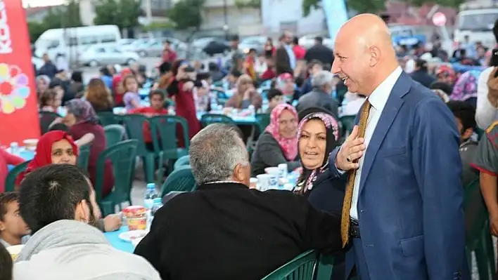 Başkan Çolakbayrakdar, mahalle sakinleriyle iftarda buluştu