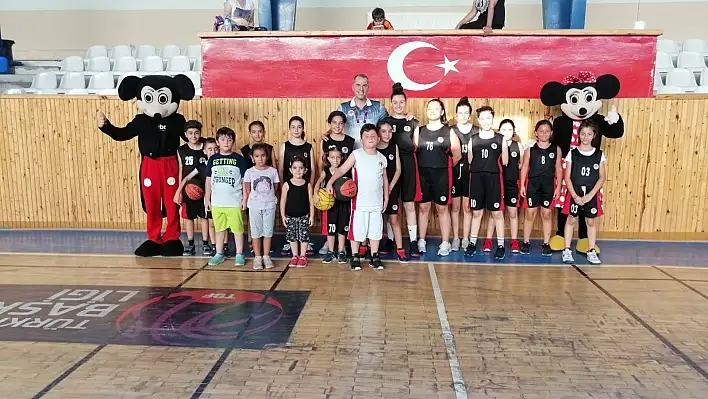 Micky ve Minnie antrenmana çıktı, minik sporcular gönüllerince eğlendi