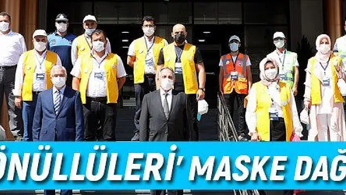 'Pandemi gönüllüleri' maske dağıttı