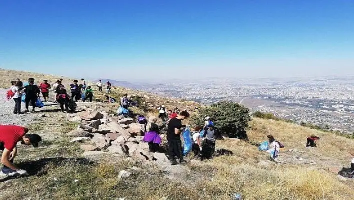 Öğrenciler 85 torba çöp topladı