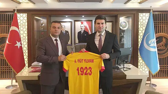 Çelik, Genel Başkan Yıldırım'a Kayserispor forması hediye etti