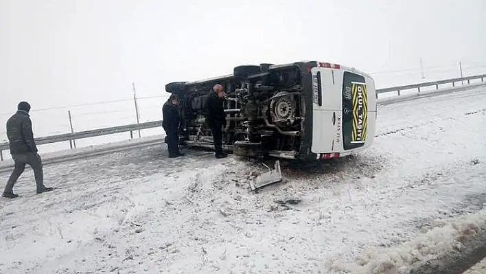 Kayseri'de öğrenci servisi yan yattı